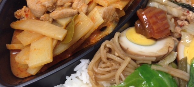 スクンビットヤームイェンの詰め込み弁当800円はそこそこ満足です。