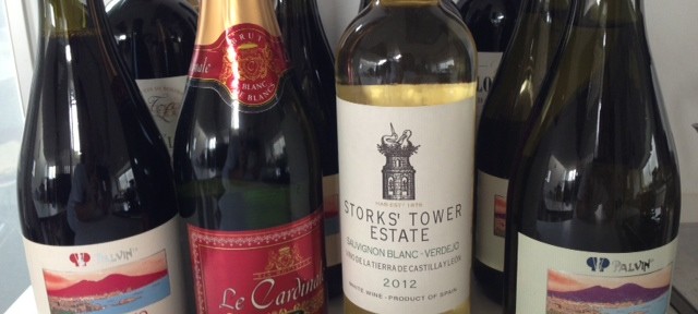 安ワインも1ダースにもなると、それなり。これから餃子パーティー。