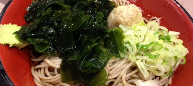 夜遅くなると富士そば。お盆なのに仕事を頑張ったご褒美は梅干しの天ぷら。