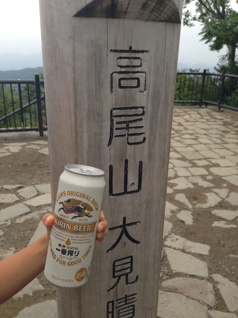 500メートル強でヘロヘロな自分は、3776メートルは絶対無理だと確信し、山頂でビールを飲むことにした。