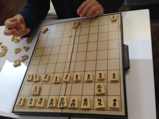 父親の趣味だった将棋を長男に教えてみる。1勝1敗でしたが、感慨深い。