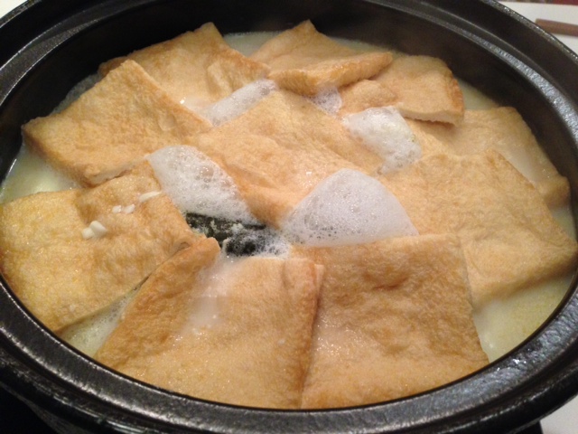 重曹を入れる嬉野風湯豆腐、豆腐が溶けちゃいました。冬は鍋が温まって美味しいですね。