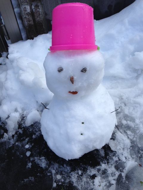長女と長男が作った雪だるま。表情に味があると思うのは親バカでしょうか。