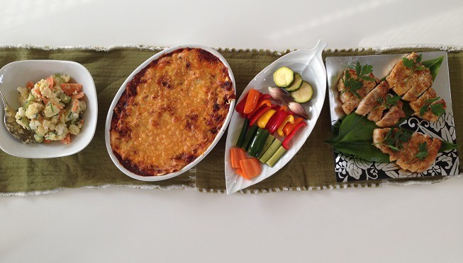 お金もないし、暑くて出かけるのも大変だから、ホームパーティーで盛り上がる。