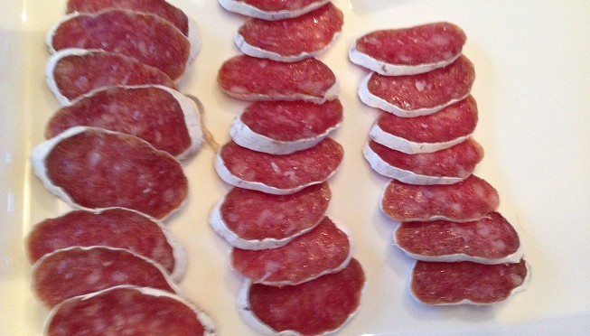 フエ・カリダ・エクストラのサラミは最高に美味しい。これがあるだけで、ワインがすすむ。