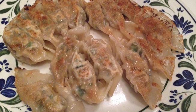 長女と長男が包んだ餃子。見た目はいまいちだけど、美味しく作れました。