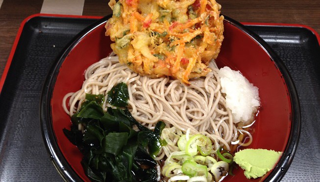 嗚呼、夜の富士そば。サラリーマンの悲哀を感じますね。