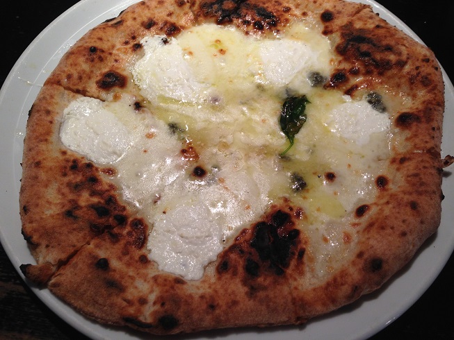 ピッツェリア・イル・タンブレロのピザ、ボリュームもあって満足なランチでした。