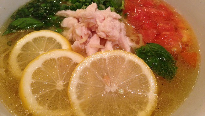 暑かったので、レモン入りのラーメンはさっぱりしていていい。でも、麺はいまいち。