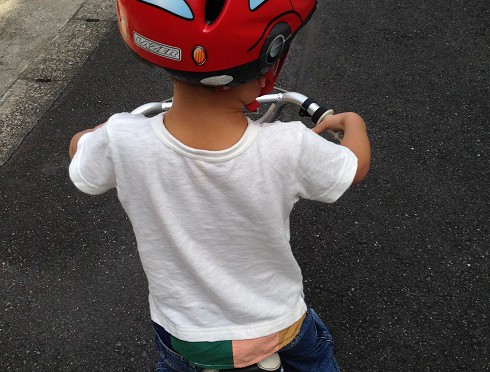 長男が自転車の練習。やる気も出ないのか、なかなか乗れるようにはなれません。