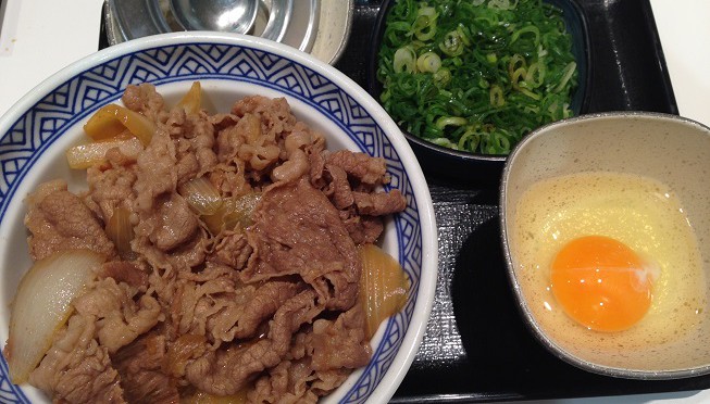 久々の牛丼。すごく美味しいということは決してないけど、安定的な味と値段はサラリーマンの味方ですね。