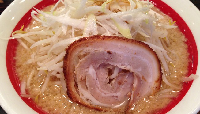 千石自慢ラーメン、いたって普通の豚骨ラーメンです。ぶっかけ飯がユニークだけど、ダイエットには不向きですね。