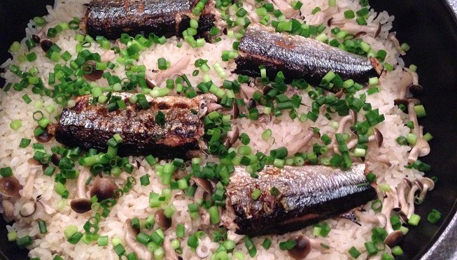 この時期の秋刀魚は美味しい。炊き込みご飯にしても美味しい。日本人で良かったと思う瞬間。