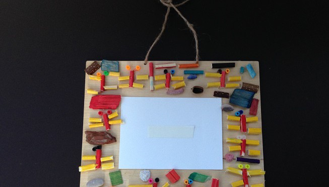 長男が幼稚園で作った写真立て。なんかトンボがいっぱい。いっぱい作ることに注力したらしい。