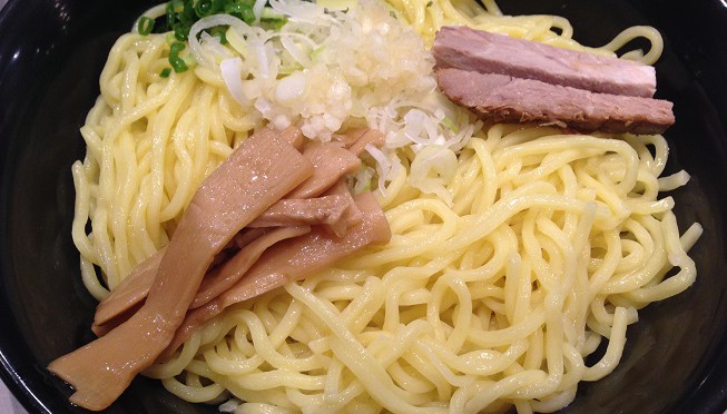 東京油組総本店の油そば、何かが足りないんですよね。玉ねぎ入れ放題は嬉しいんですけど。