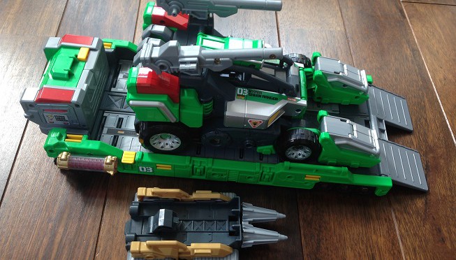 おばあちゃんから買ってもらった誕生日のプレゼント。早速、遊んでいます。