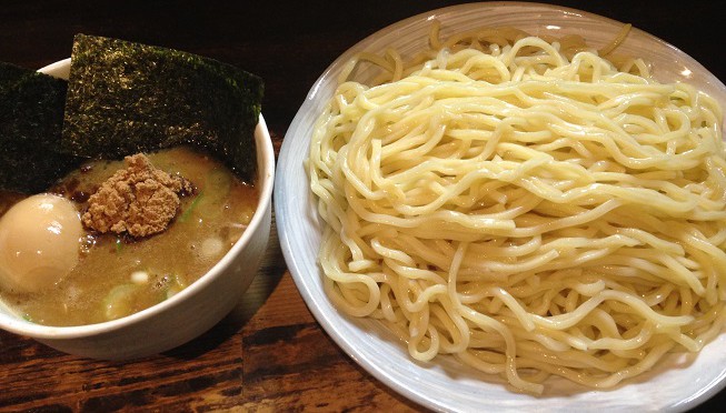 風雲児、すごい人気店だけど、私にはちょっとしょっぱくて好きになれない。麺のモチモチ感はすばらしいけど。