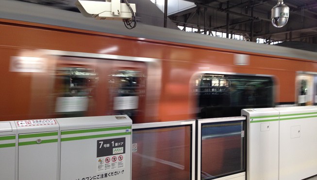 山手線の色がおかしい。慌ててシャッターを切ったら、こんなことに。