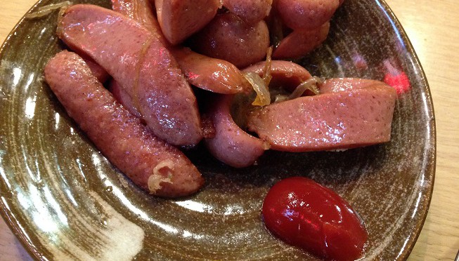 立呑みひなどりは、まさに立ち飲みという雰囲気の店。サラリーマンのための店ですね。