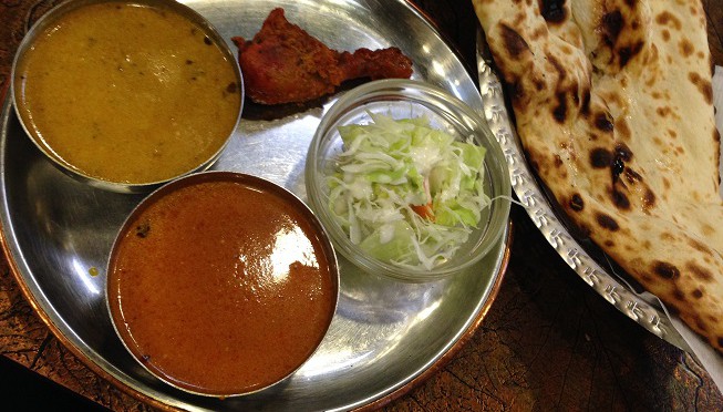 アヒリヤのカレーランチ。ナンが焦げているのと、カレー自体がスパイスの効いていないし、あまり辛くないので、期待外れでした。