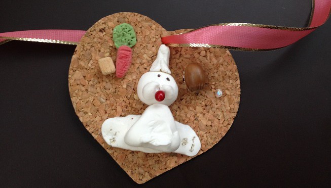 長男が作ってきた工作らしきもの。雪だるまかと思ったらウサギらしいです。微笑ましい作品ですね。