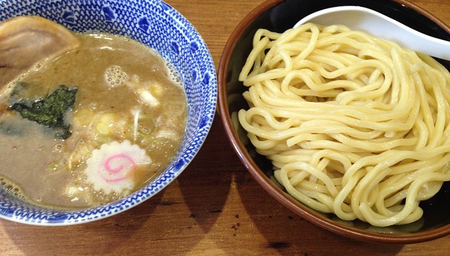 超人気店の六厘舎、13時30分過ぎになっても行列だったけど、味はごく普通でした。