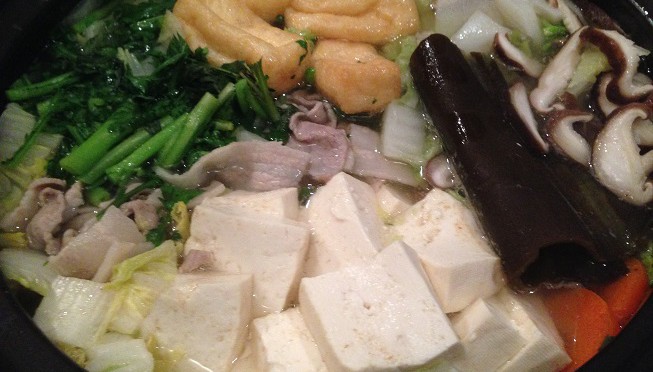 久しぶりのまともなご飯は鍋。いやあ、この豚バラが安い肉なんだけど、舌でとろけそうなぐらいに美味しかったです。