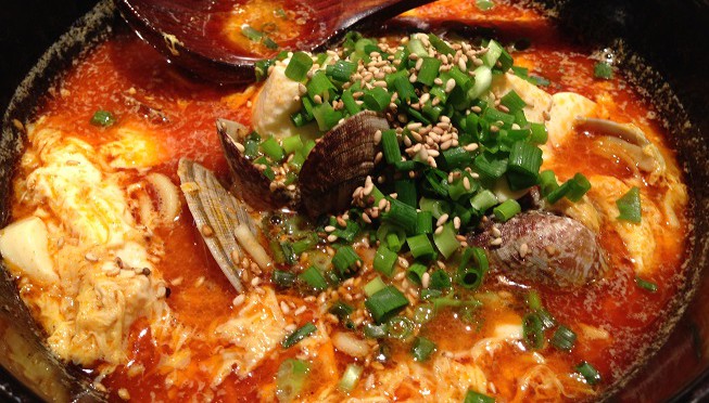 鬼門の黒琥、やっぱり客足が鈍って来ました。奥に長い店の構造が良くないのかな。それとも、高い椅子が悪いのかな。