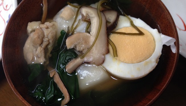 お正月は雑煮。おせち料理なんてなくなってしまっていいから、雑煮ばかり食べたいです。