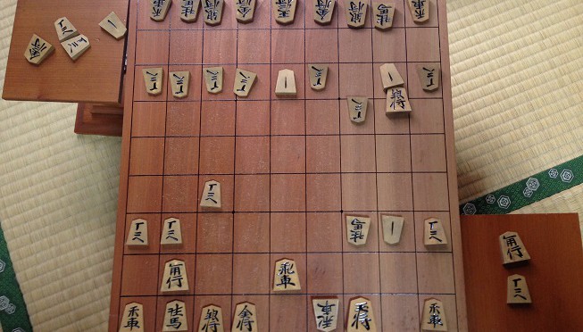 実家にて長男と父親の形見の将棋盤と駒で指し初め。いい勝負に持ち込むのもなかなか大変だったりします。