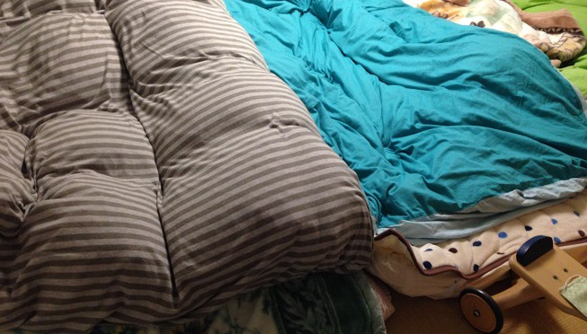 家族全員で川の字になって寝るのはいつまでだろう。こういう時間を大切にして、記憶に刻み込んでおかないとですね。