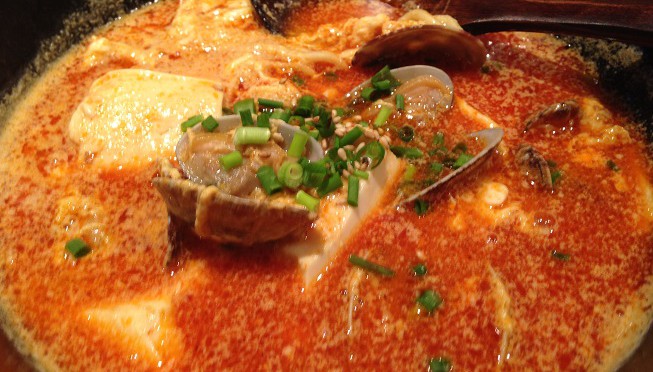 黒琥、ガラガラ。やっぱりこの場所のラーメン屋はすぐ潰れちゃうのかな。