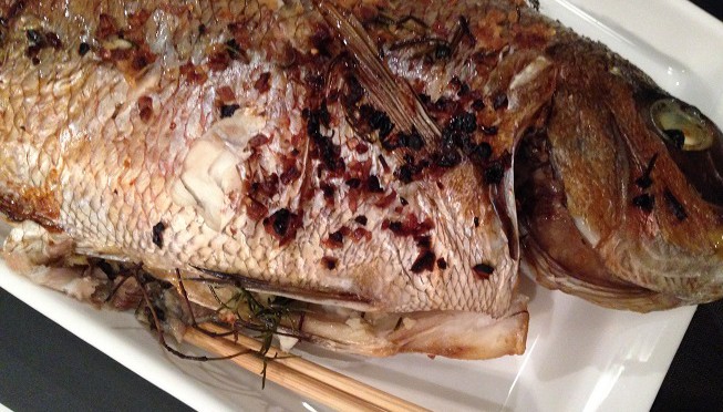 良い役をもらったから？鯛でお祝い。めでたい、めでたい。でも、パーティーしている時間がない。