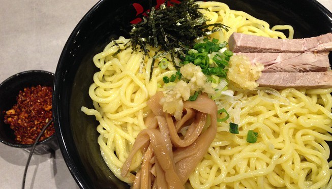 東京油組総本店の油そば、玉ねぎをたくさん入れて食べるのが好き。カロリーは高そうだけど。