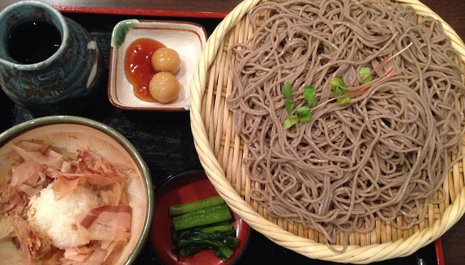 二日酔いの日は蕎麦がいいですね。辛味大根が蕎麦にぴったりです。ワサビより美味しいかも。