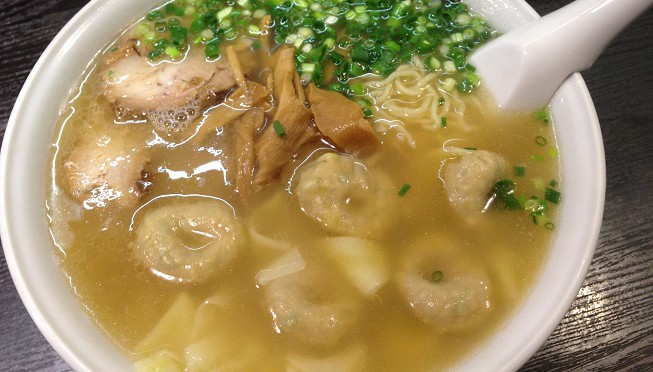 支那そば屋こうやの雲呑麺、昔ながらのラーメンの味と具たっぷりのワンタンがなかなか美味しい。