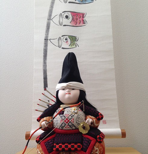 お雛様の次は五月人形。やっぱり、市川豊玉。ほっぺたの感じが長男そっくりだったんだけど、最近は少しすっとした顔になったかな。