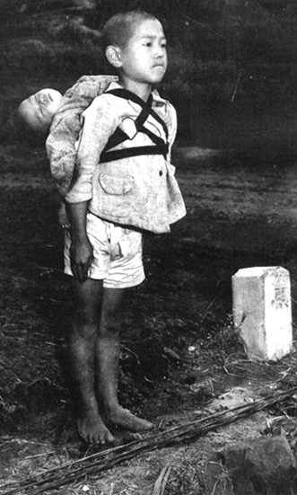 焼き場に立つ少年、終戦記念日に偶然知りました。戦争のリアルがわかる象徴的な写真ですね。