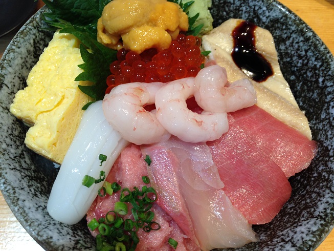 板前寿司の海鮮丼にがっかり。特選にしたのに、この品質とは。ここは1000円未満のランチ専門ですね。
