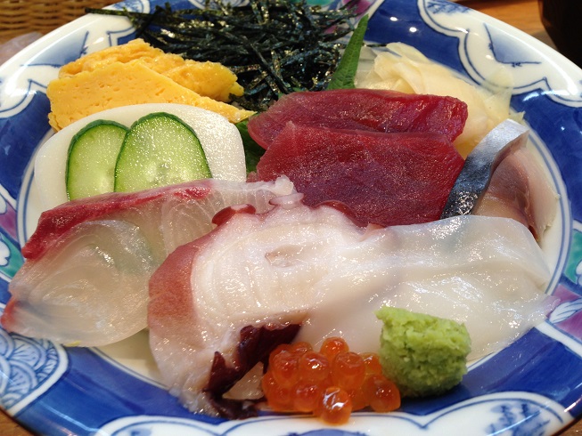 栄寿司の海鮮丼。640円という値段は、嬉しい限りなんですけど、ネタとしてはちょっと寂しい感じであることは否めません。