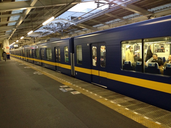 別に鉄道オタクでもなんでもないけれども、東武東上線に青い電車が走っていて、衝撃的。