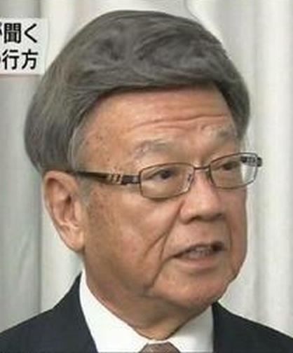 沖縄県知事を電車のテレビで見てびっくり これヅラじゃん これほどの違和感のある髪型は久しぶりに見ました