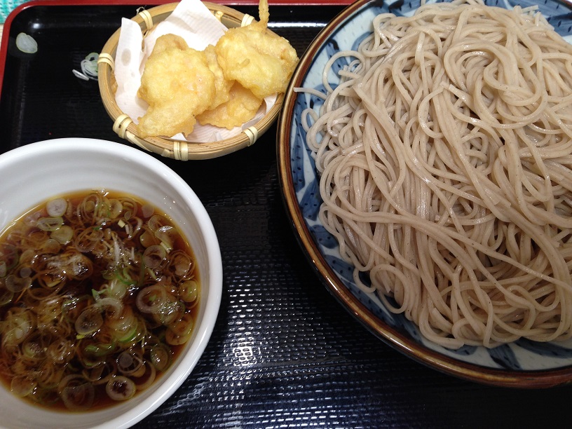 政吉、立ち食い蕎麦とは思えない品質。揚げたての小エビの天ぷらがぷりぷりしていて、美味しかったです。