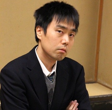 三浦弘行九段が対局中にスマートフォンを使って将棋ソフトを不正利用していた疑いで出場停止処分というのにびっくり。