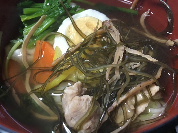 正月。雑煮が美味しい。おせち料理はいまいち。年賀状とおせち料理の日本文化は、廃れてしまって構わないと思います。