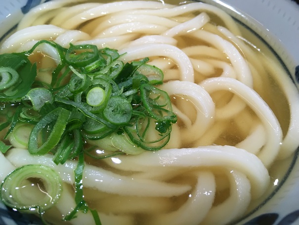 宮武のうどんを東京で食べることができるというのは嬉しいけれど、麺がちょっと違う感じですね。