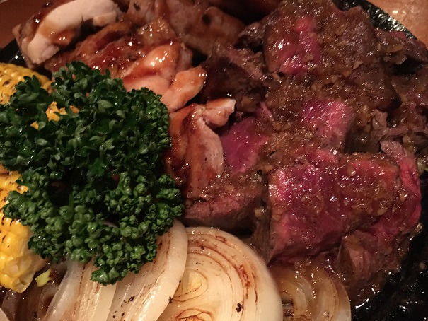 アロハテーブル大崎、とても感じの良い接客で雰囲気は好きなのですが、メインの肉料理がいただけません。