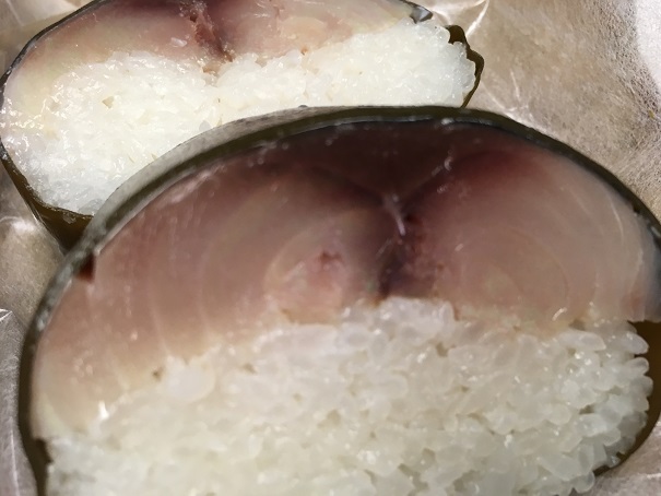 朽木旭屋の鯖寿司が最高に美味しい。値段は目玉が飛び出るほど高いけれども、自分のご褒美として食べたい。
