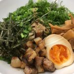 せんだが家・まぜそば、ラーメン屋としてはかなりオシャレな雰囲気のお店で、興味あるメニューがたくさんあります。