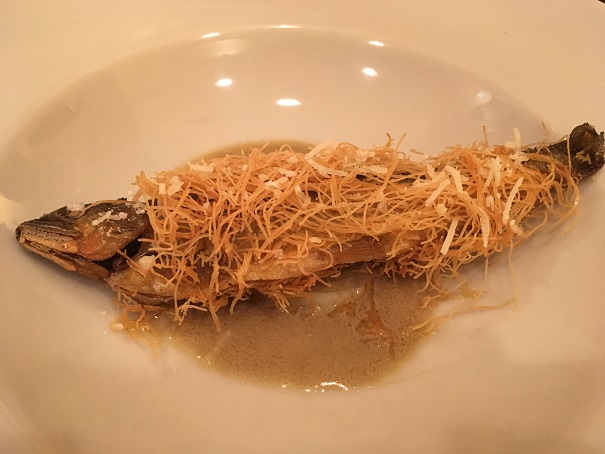 ビストロ・ハッチ、どれも安定して美味しい。今回は鮎と平政が最高に美味しい。牡蠣も350円なのも嬉しい。